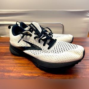 BROOKS Women's Revel 4 Running Sneaker Shoe Size 9 White Black 1203371B121